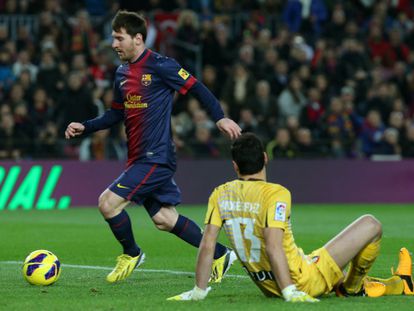 Messi deja sentado a Andr&eacute;s Fern&aacute;ndez para marcar el primer gol del partido.