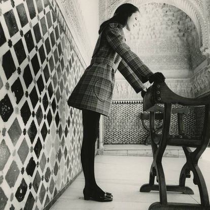 También en la Alhambra, en una sesión para Vogue 1968, esta modelo lleva abrigo de lana diseño del modisto.