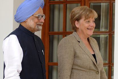 La canciller alemana, Angela Merkel, y el primer indio, Manmohan Singh, durante su encuentro en Nueva Delhi.