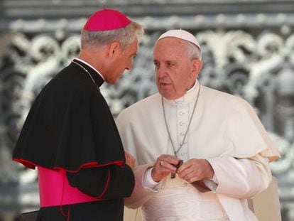 El papa Francisco y el arzobispo Georg Ganswein hablan durante una de las audiencias que el pontífice celebra los miércoles.