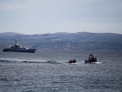 Un barco de rescate acompaña a una patera con migrantes de Afganistán mientras una patrulla de Frontex vigila en aguas del mar Egeo frente a la isla griega de Lesbos el 28 de febrero de 2020.