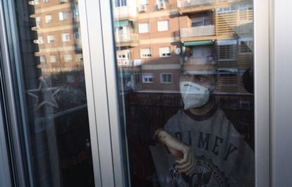 Una persona con mascarilla durante una cuarentena en su domicilio el pasado diciembre.