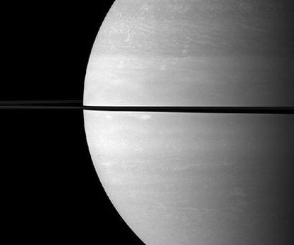 Vista de Saturno tomada por la <i>Cassini </i>dos meses después del equinoccio de agosto de 2009, en la que los anillos producen una sombra en forma de banda muy estrecha sobre el planeta.