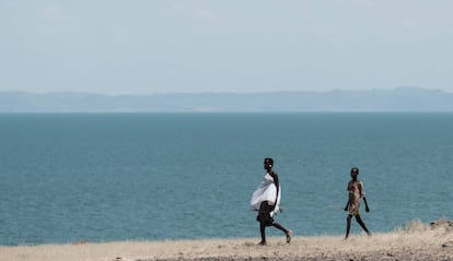 Dos personas caminan junto al lago Turkana, el mayor lago situado en un desierto del mundo, en el norte de Kenia.