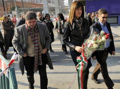 La consejera Idoia Mendia encabeza el acto de homenaje a las víctimas del 3 de marzo acompañada de los dirigentes de UGT y CC OO en Euskadi.
