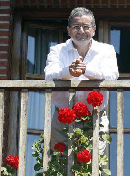 El abogado Txema Montero se asoma al balcón de su casa se Mungia, en Vizcaya