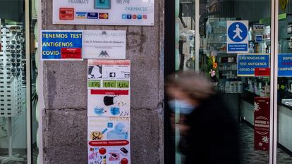 Una farmacia en el centro de Madrid con un cartel en el que indican que no tienen disponibilidad de test de antígenos.
