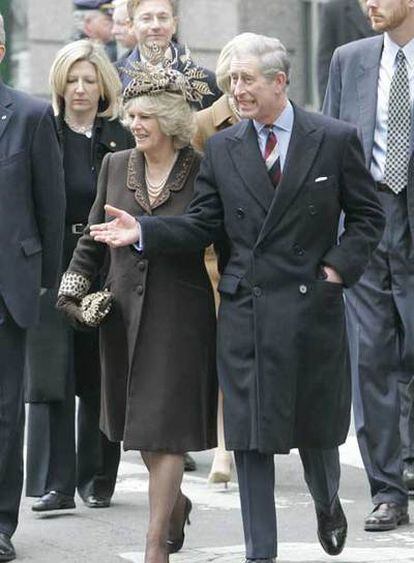 El príncipe Carlos y su esposa Camila llegan a la iglesia de Filadelfia donde ayer participaron en los servicios religiosos.