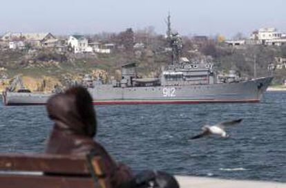 Un barco de la marina rusa patrulla por la bahía de Sevastopol el pasado lunes en Crimea (Ucrania).