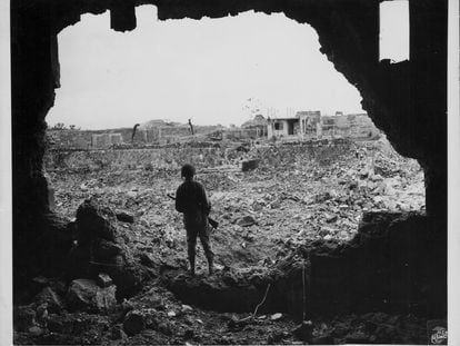Un fusilero de la Marina de EE UU observa los resultados del bombardeo de Naha, en Okinawa, Japón, durante la II Guerra Mundial.