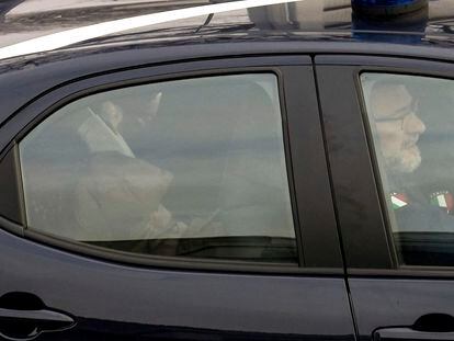Maria Dolores Colleoni, esposa de Antonio Panzeri, llega al juzgado en un coche de la policía penitenciaria.
