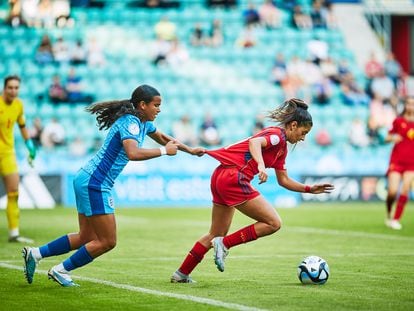 Ava Baker, de Inglaterrra, agarra a Noemi, de España, durante la semifinal del Europeo femenino sub-17, en Tallin (Estonia).