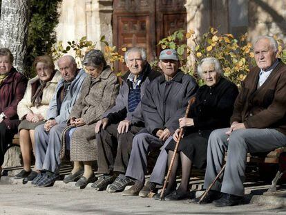 En la imagen, un grupo de ancianos.