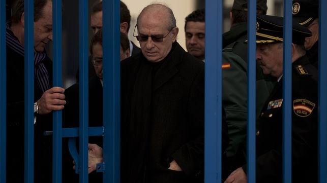 Spain's Interior Minister Jorge Fernandez Diaz opens a gate as he visits the border fence between Morocco and Spain in Ceuta on March 5, 2014. Police stopped more than 1,600 migrants trying to cross the border from Morocco into the Spanish territory of Ceuta on Marcy 4, an official said. Across the Strait of Gibraltar from mainland Spain and surrounded by Moroccan territory, the coastal cities of Melilla and Ceuta have the European Union's only land borders with Africa.  AFP PHOTO / JORGE GUERRERO