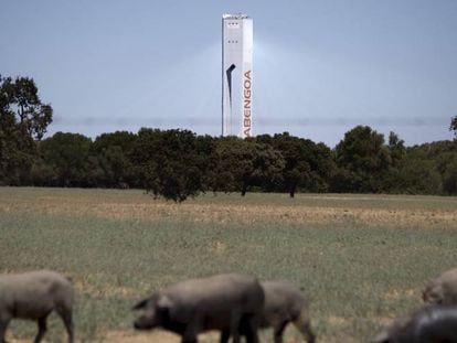 Planta solar de Abengoa en Sanl&uacute;car la Mayor (Sevilla).