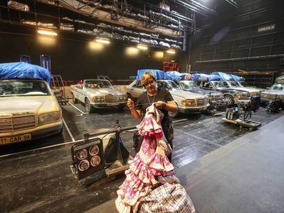 Una costurera repasa tras el escenario uno de los trajes usados en el montaje de 'Carmen'