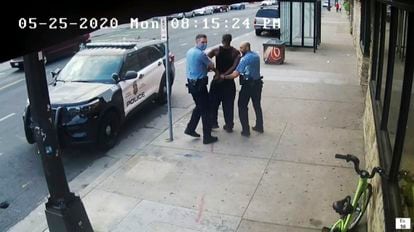 Los agentes Thomas Lane (izquierda) y J. Alexander Kueng sujetan a Floyd tras ser detenido, el 25 de mayo de 2020 en Minneapolis, en una captura de vídeo.