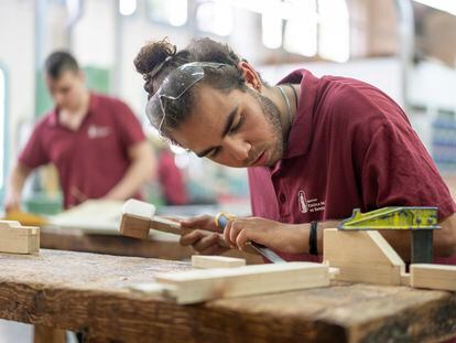 Alumnos de carpintería del instituto Escola del Treball de Barcelona.