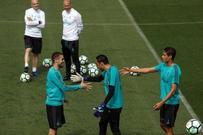 Kovacic, Keylor Navas y Varane bromean en el entrenamiento de este viernes.