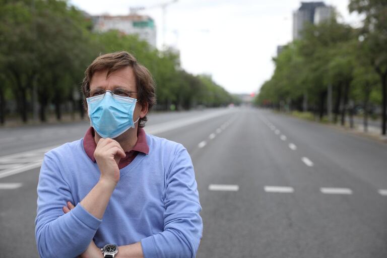 José Luis Martínez-Almeida, en un tramo de la Castellana peatonalizado durante el estado de alarma, el pasado 10 de mayo. RAFAEL ALBARRÁN