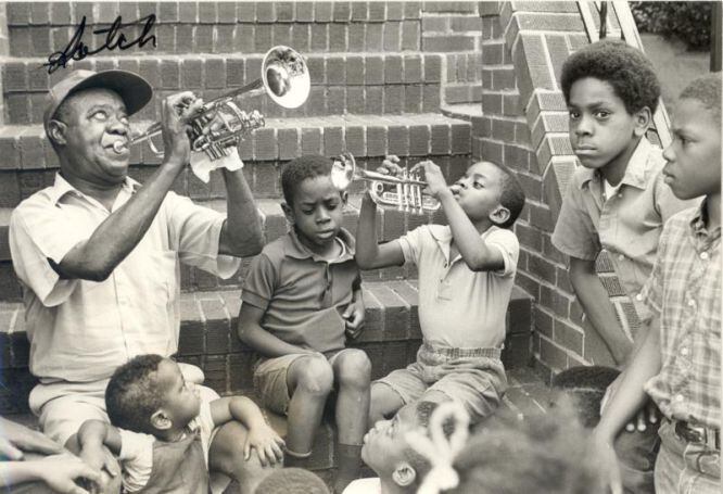Louis Armstrong rodeado de niños, en una imagen de archivo.