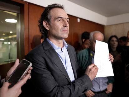 Federico Gutiérrez enseña la denuncia que presentó ante la Comisión de Acusaciones de la Cámara de Representantes en contra de Gustavo Petro, este lunes en Bogotá.
