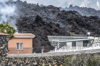 Momento en el que la lava sepulta una de las viviendas en La Palma.