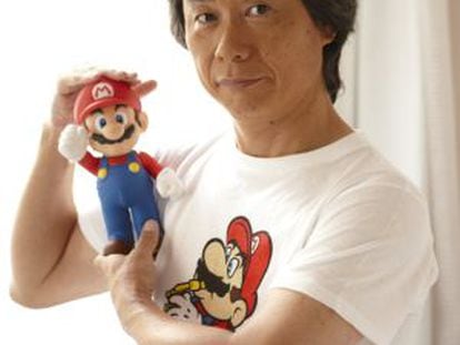 Miyamoto junto a su creación, Mario Bros.
