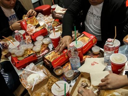 Unos clientes comen en un restaurante de comida rápida Jollibee, el 11 de abril de 2018 en Milán, Italia.