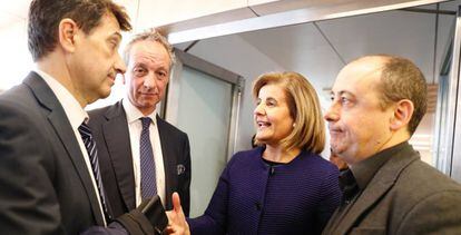 La ministra de Empleo, Fátima Báñez, charca con el economista de BBVA Rafael Domenech, a la izquierda, Diego Valero, de Novaster, y Carlos Bravo de CCOO, a la derecha