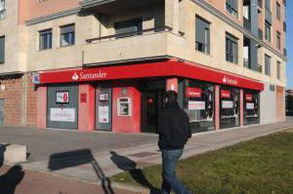 Oficina del Banco de Santander en la Avenida de La Universidad de León. EFE/Archivo