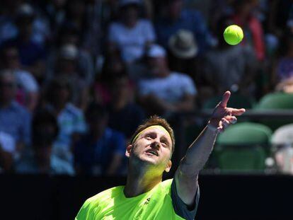 Tennys Sandgren sirve durante el partido contra Chung.