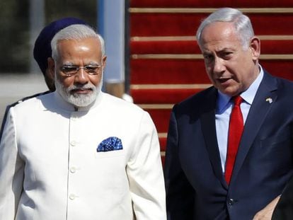 El primer ministro israelí, Benjamín Netanyahu (a la derecha), recibe a su homólogo indio, Narendra Modi, en Tel Aviv, en septiembre de 2019.