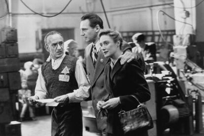 La lista de Schindler regresa a las salas

Con motivo de su 25 aniversario, el clásico de Steven Spielberg galardonado con siete premios Oscar en 1994, volverá a estrenarse en las salas españolas a partir del jueves 28 de febrero con una versión remasterizada. Una ocasión estupenda para revisionar una historia que no debería ser olvidada, más aún, en el convulso escenario político actual.