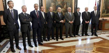 El ministro de Hacienda, Cristóbal Montoro, posa junto a los participantes en una reunión de la comisión de expertos para la reforma del sistema tributario español