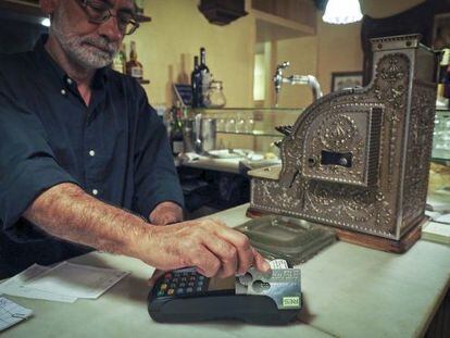 El restaurante Le Bistrot de Girona cobra una cuenta con la moneda social de la zona, el res.