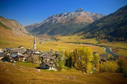 Zuoz, situado en la región de Maloja, ha preservado de forma ejemplar su patrimonio histórico. Destacan la iglesia calvinista de San Luzi y el Café Badilatti.