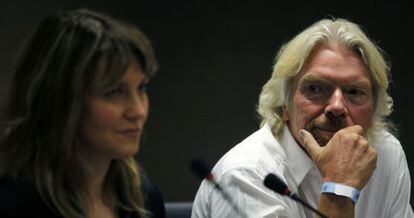 Richard Branson y la actriz Lucy Lawless, el jueves en la cumbre de Rio de Janeiro.