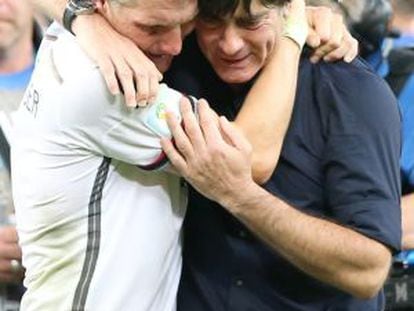 L&ouml;w se abraza con Schweinsteiger tras ganar. 