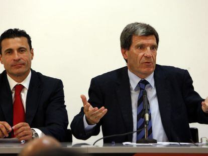 El presidente del Valencia,Amadeo Salvo, a la izquierda, y el de la Fundación, Aurelio Martínez.