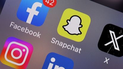 Logos de Facebook, Snapchat y X en la pantalla de un móvil.
