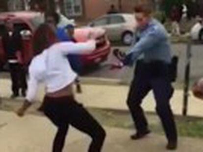 Una policía estadounidense reta a una chica a un duelo de baile tras mediar en una pelea entre dos grupos de adolescentes