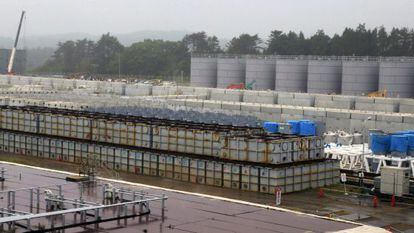 Tanques de agua radioactiva en la central nuclear de Fukushima. 