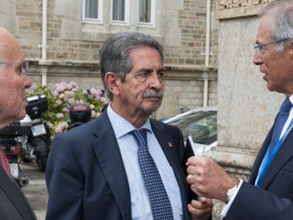 Miguel &Aacute;ngel Revilla, presidente del Gobierno de Cantabria, junto a Miguel Anto&ntilde;anzas, presidente de Viesgo, y C&eacute;sar Nombela, rector de la UIMP.