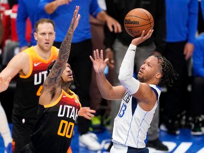 Jalen Brunson lanza a canasta ante Jordan Clarkson en el segundo partido de la serie entre Dallas Mavericks y Utah Jazz.