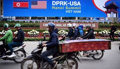 Un cartel en Hanói anuncia la cumbre entre los líderes de Corea del Norte y Estados Unidos.