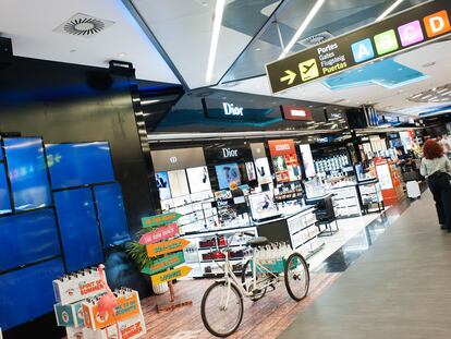 Pasillo de una de las tiendas libres de impuestos en el aeropuerto de Barcelona-El Prat.