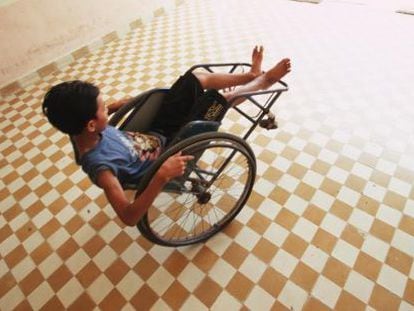 Un  ni&ntilde;o con discapacidad juega con su silla de ruedas.