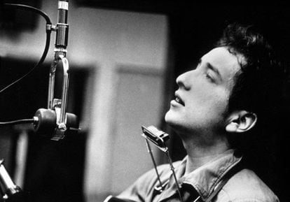 Bob Dylan durante la grabación de su primer disco en Columbia Studios (Nueva York) en 1962.