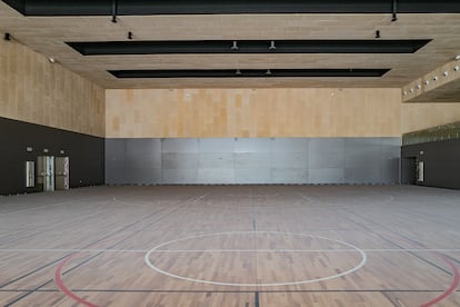 La torre cuenta con 3.000 metros de instalaciones deportivas que incluyen pistas como la de baloncesto que aparece en la imagen.